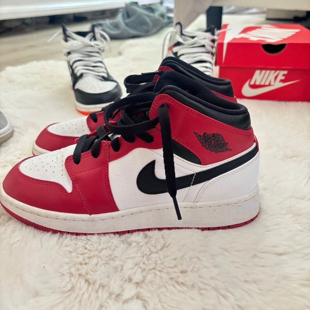 Air Jordan 1 retro Mid 5.5 (WOMANS 7)